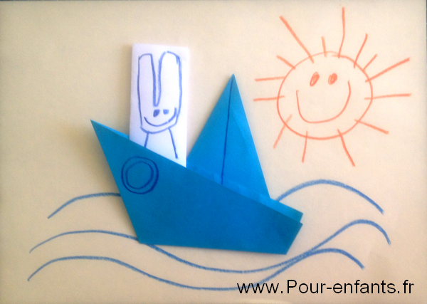 Exemple de dessin décoré avec un pliage de bateau facile